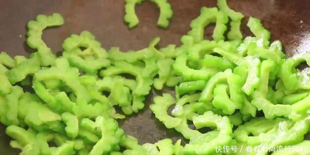  苦瓜炒鸡蛋最美味做法，鸡蛋嫩滑，苦瓜也不苦，营养又好吃