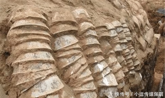 珍宝|公路下挖出古墓,墓内珍宝被洗劫一空,专家一摸墙壁激动万分