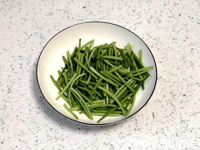 近视眼|霜降红薯甜如蜜，收完红薯叶子别乱扔，配上木耳炒一盘，特别美味