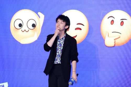 王俊凯刘昊然新综首播热度高，却因身材问题引争议，被指不像少年