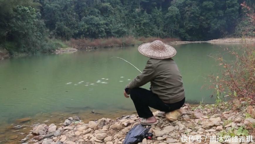 钓鱼|山居老伯钓鱼,竹子做竿,蟑螂做饵,可钓的鱼一百一条