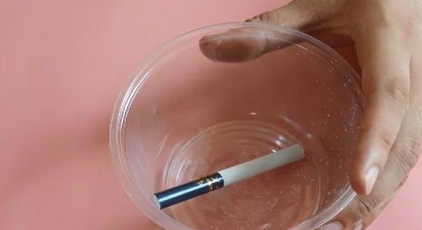 纱窗脏了根本不用拆下来洗,只需用一根香烟,纱窗立马干净如新