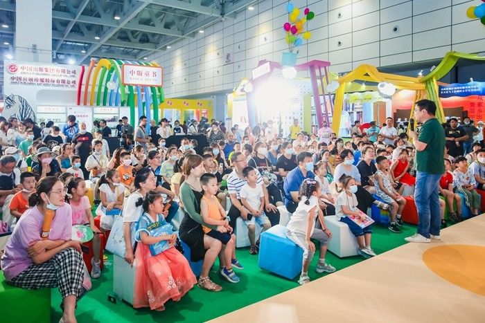 新闻记者|探索世界万物的化学密码 《万物有化学》“燃爆”书博会