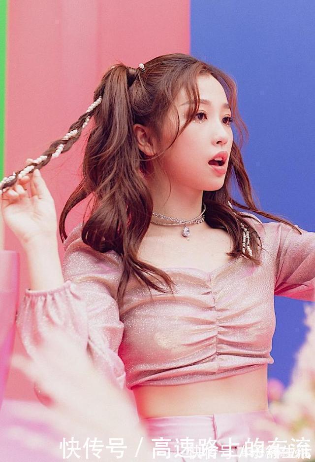 女生|女生再懒也别总披头散发,试试这4款流行发型,不仅减龄还显脸小