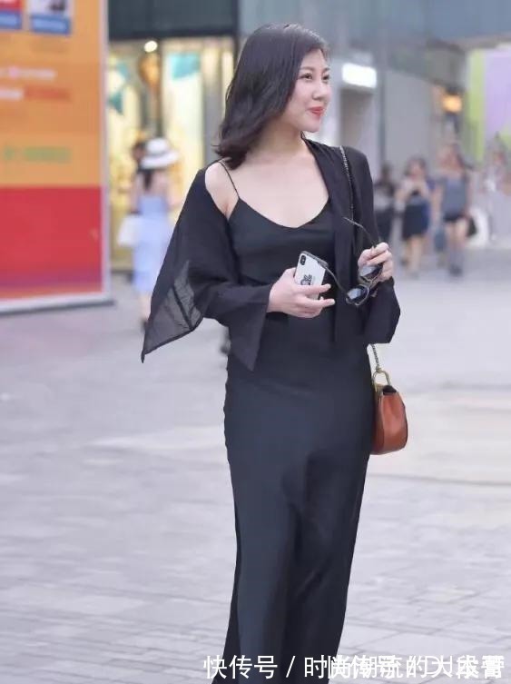 美女 美女在大街上走,完全不认识,这件衣服真漂亮!