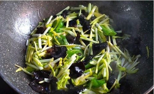 下饭|和黑木耳是绝配,这样炒开胃又下饭,冬天要多吃