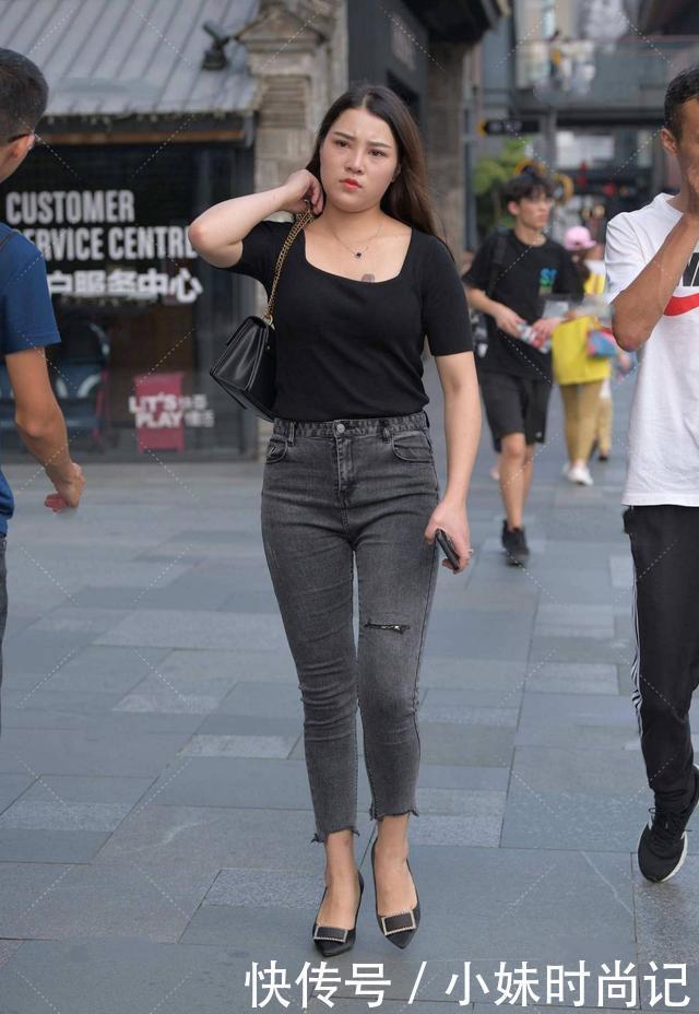 街拍:牛仔裤搭配上小技巧,get之后,搭配高级洋气感觉