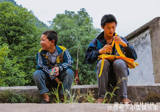 书包|同样背着“麻袋书包”上学,一个被羡慕一个自卑,不怕穷怕“懒”