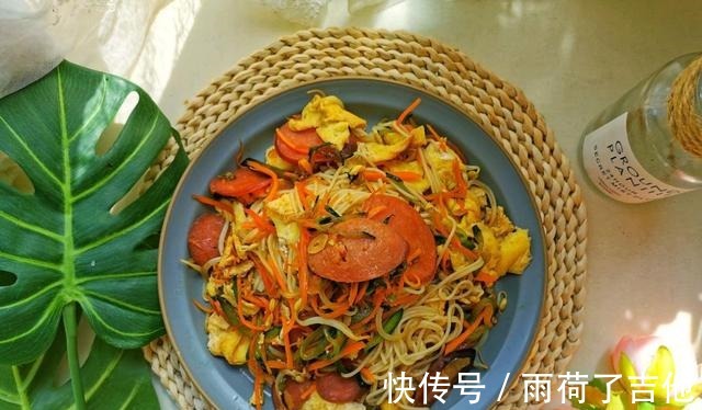面条|面条别在水煮了,搭配蔬菜作为炒面,营养丰富,好吃到舔盘!