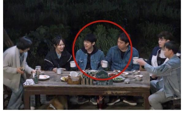 黃磊|《向往5》座位代表地位，黃磊何炅的飯桌C位，終于讓出來了