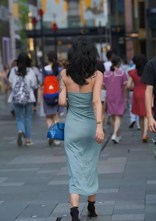 风格百变的“挂脖裙”，一改往日的穿法，展现不一样的知性美！