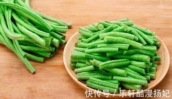 干面粉|夏天豆角多，别只会炒着吃，教您一个别样做法，好吃不油腻营养高
