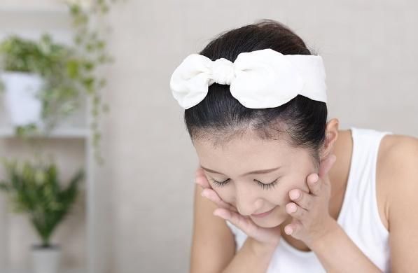 细腻|女人洁面时,放三勺盐,坚持不懈一段时间,将会会吃到3个“好处”