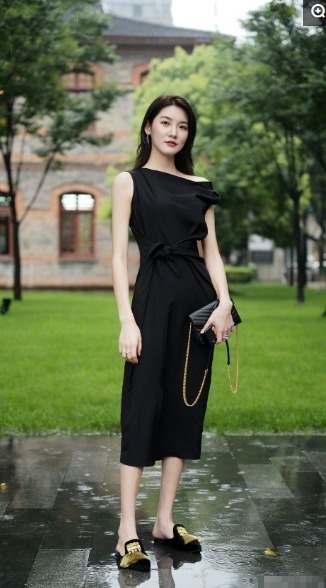 成熟女人喜欢黑色连衣裙,修身显瘦易搭配,轻松穿出精致感
