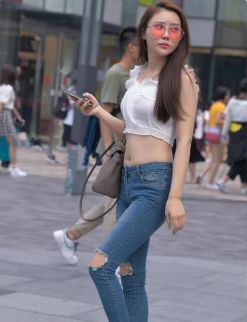 别致|“口吐莲花”的破洞牛仔裤,墨镜女神的独特纹身,网友真别致
