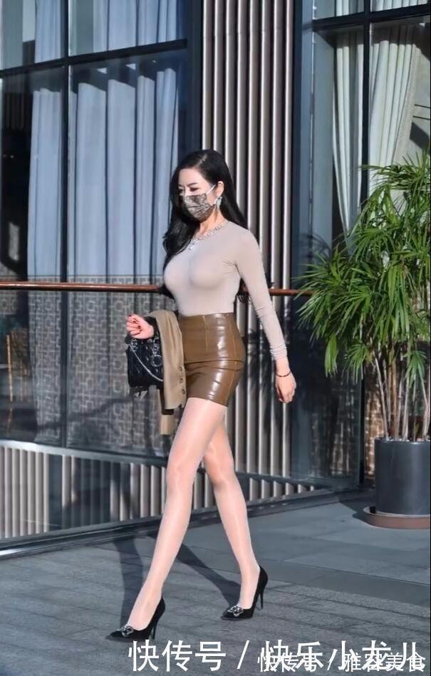 轻熟 半身皮裙美女真有质感，穿搭出一种女神质感，尽显别样的风情