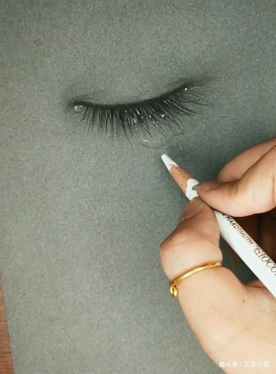 涂鸦&美术生用手指画画,本以为胡乱涂鸦,当画上泪水后,内心受到暴击