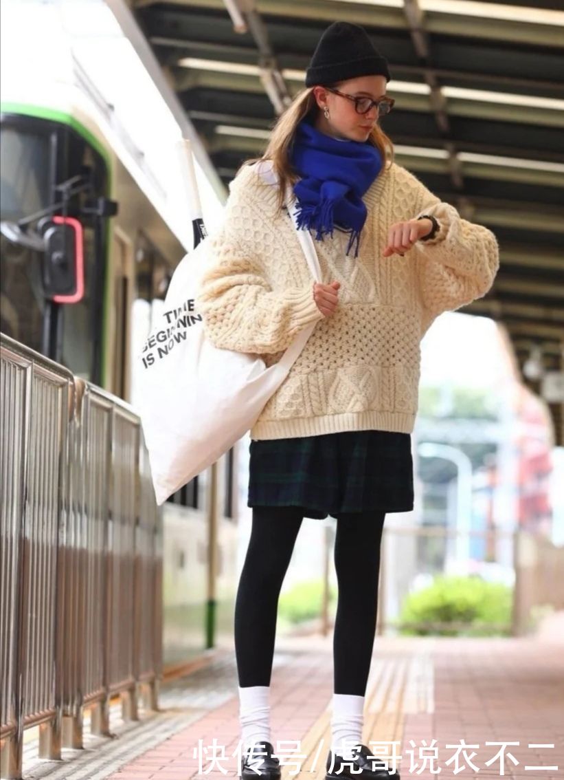 别拿袜子不当单品，今年新流行，袜子外穿太潮流