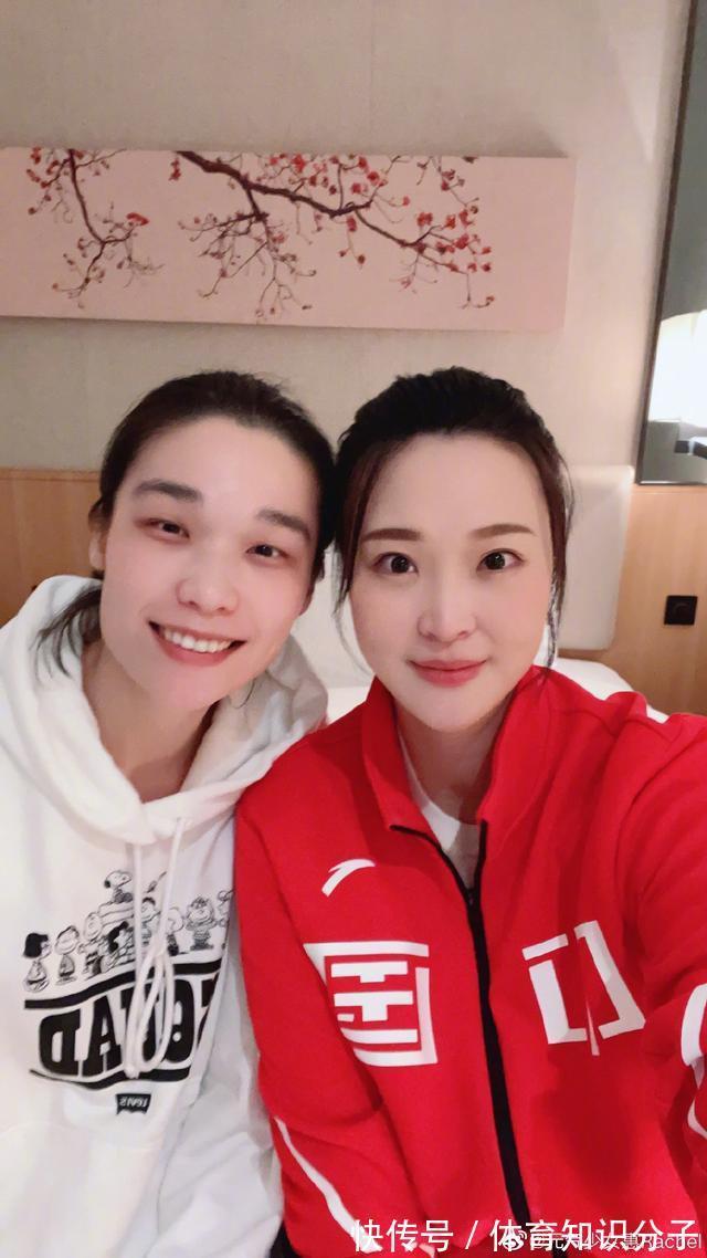 里约奥运|女排三奥运冠军同框!惠若琪林莉聊到凌晨,回忆往事搞怪合影