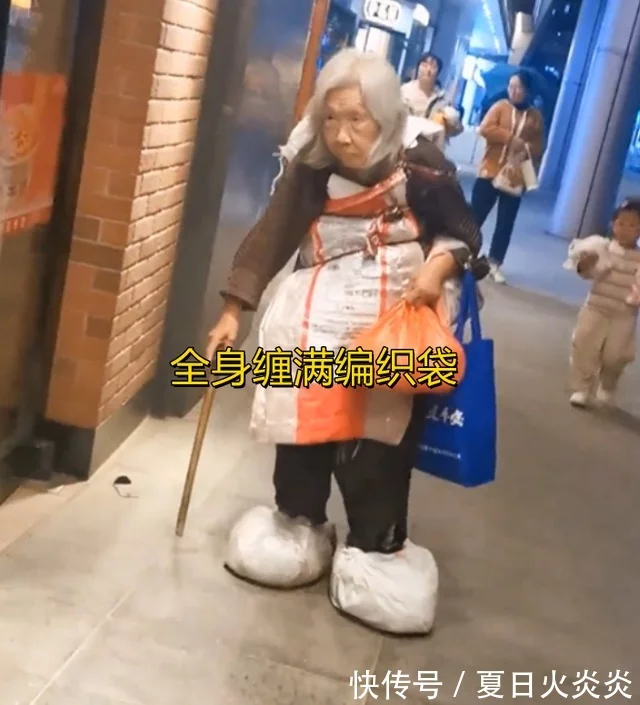 心酸一幕!80多岁老奶奶用编织袋裹满全身御寒,孤苦伶仃住街头  第1张