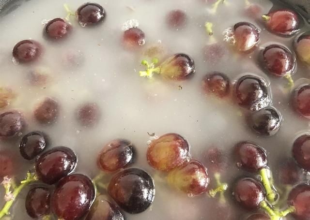 葡萄粒|洗葡萄时，有人加盐有人加碱，都不对！教你正确做法，太干净了