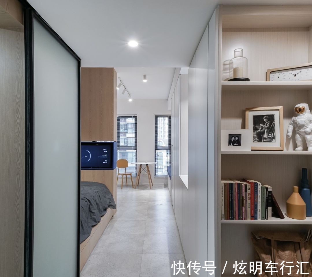 客厅|不到30平的单身小公寓,所有设备一应俱全,还有可旋转的电视