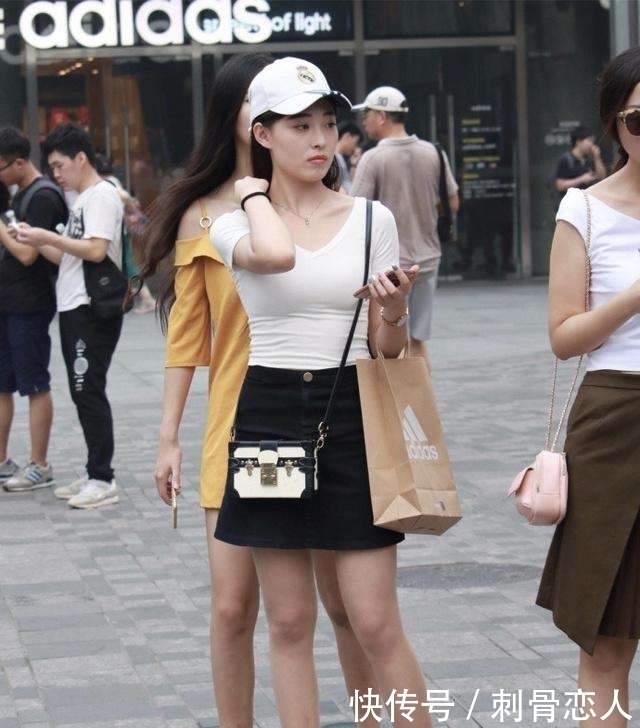 街拍 这种气质的美女, 看一眼就会想保护她