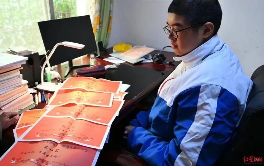 乐山14岁男孩高221厘米 挑战吉尼斯世界纪录
