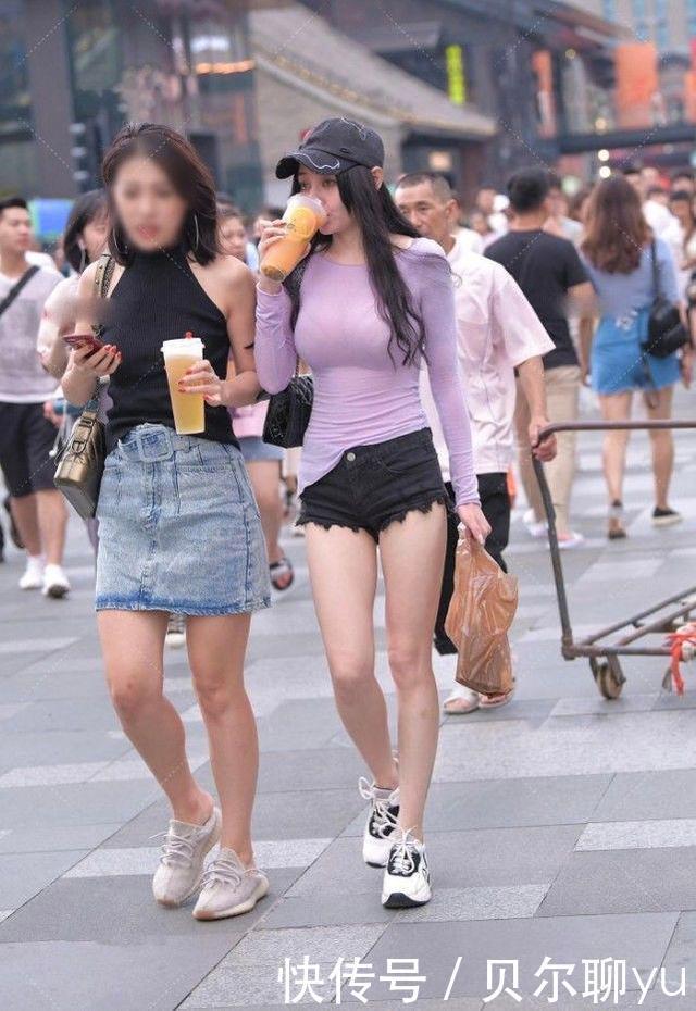 紫色修身上衣搭配黑色牛仔裤，青春可爱，活泼动人