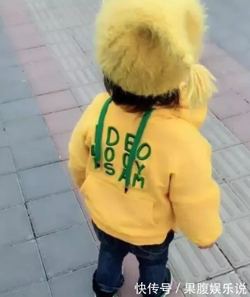 宝爸|爸爸给宝宝把衣服穿反了,妈妈刚想大骂,宝宝转身立马笑喷