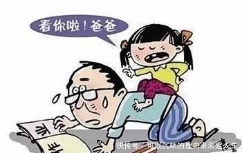 举报|爸爸帮孩子补作业,遭老婆拍视频举报,这样的家庭教育不可取!