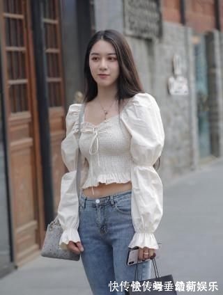 穿搭 小姐姐身穿牛仔裤,简单穿搭就很美,靓丽十足!