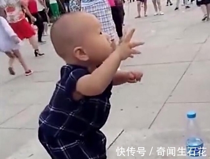 出差|奶奶带着2岁孙子去广场,宝妈出差回来看到后,被孩子的动作逗乐