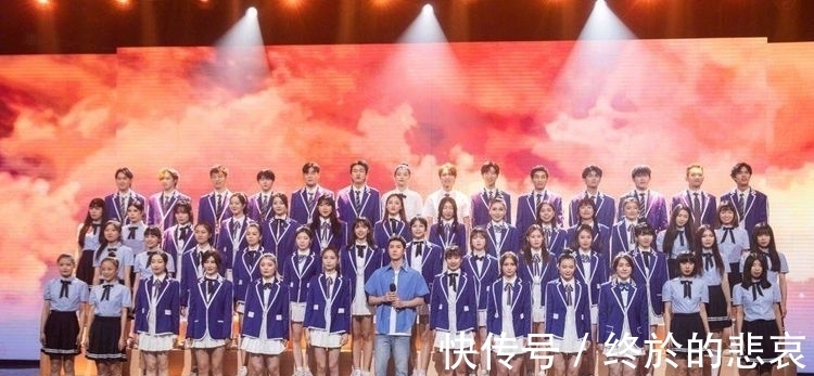 可爱|王一博毕业礼，动作显露真容，最酷的人做最可爱的事