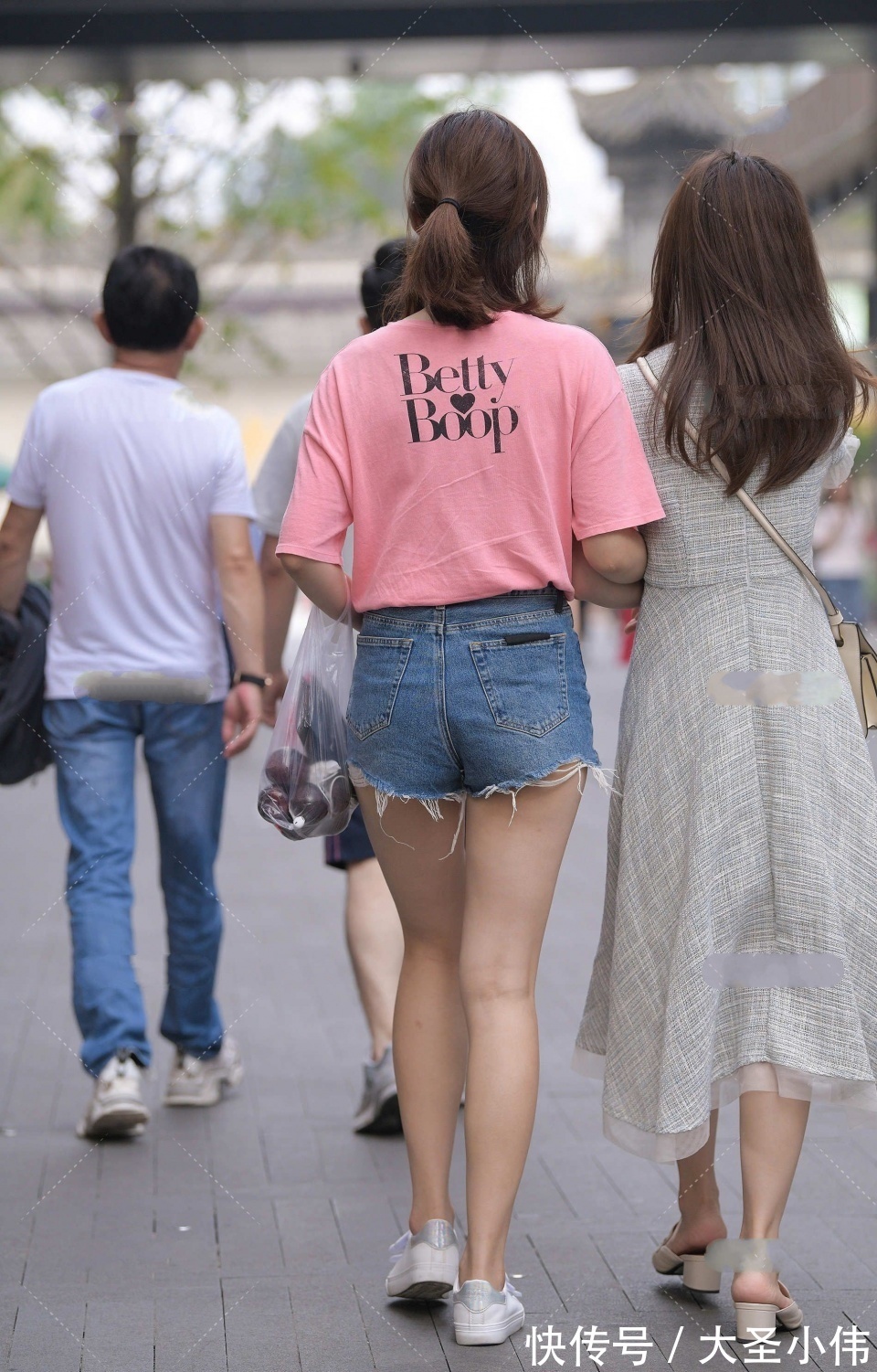 小姐姐|美女街拍:微胖型小姐姐,一般人驾驭不了!但是我父母都说娶老婆就娶这类型