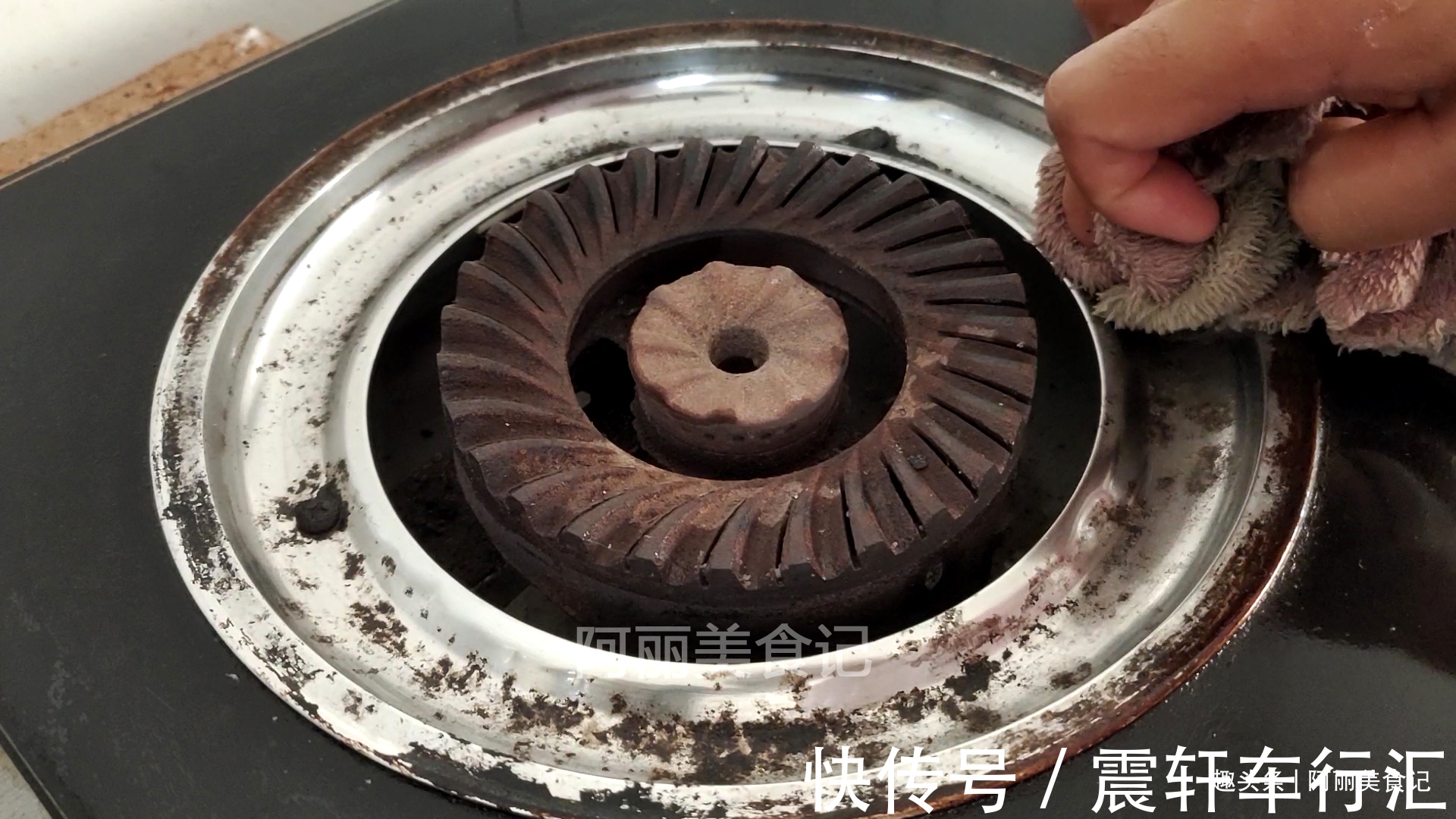今天才知道,把白醋倒在燃气灶上,一年省出好几百开支,方便实用