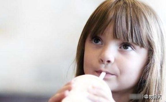 女孩|女孩第一次来月经,若小于这个年龄,偷乐吧,对孩子发育有好处