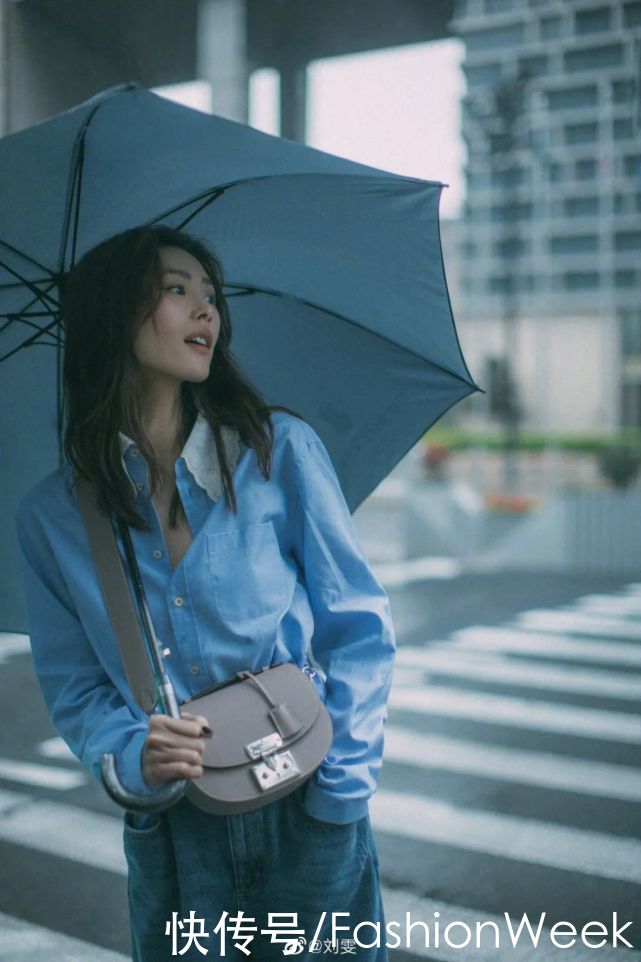 比春天更迷人的是：刘雯的蓝色衬衫