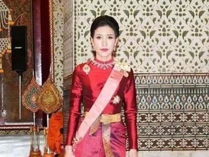 龙船节&泰王2年前偏爱诗妮娜,龙船节给她安排位子,如今与苏提达比不了