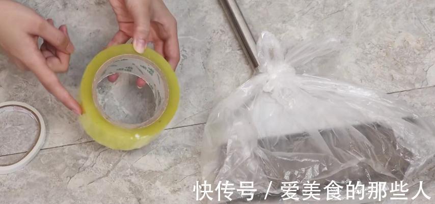 将胶带粘在扫把上,用处真大,解决了家家户户的大麻烦,快试试看