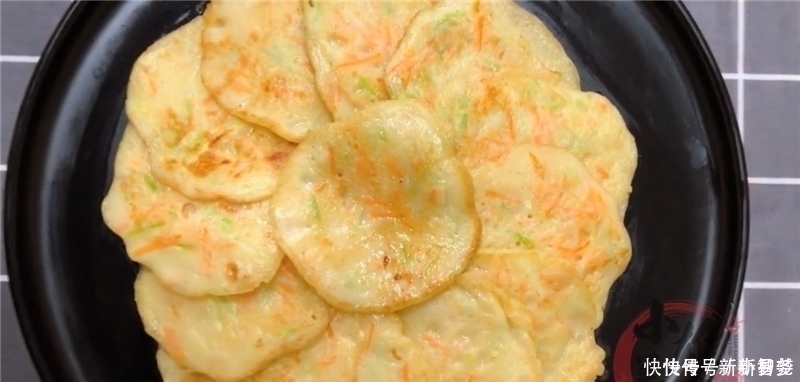 西葫芦加1个鸡蛋超好吃做法,我家一周至少吃3次,简单营养又解馋