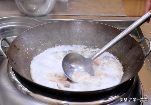 腐竹|鸭肉怎么焖才好吃？厨师长教你做法，出锅鲜香四溢，鲜嫩入味