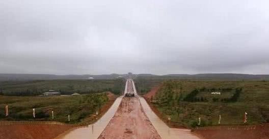 不长|为什么当年秦始皇修的路，过了几千年连草都不长呢？这才是真相