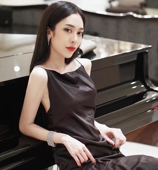 潮流小姐姐贤良淑德,美得精致,展现优雅大气!