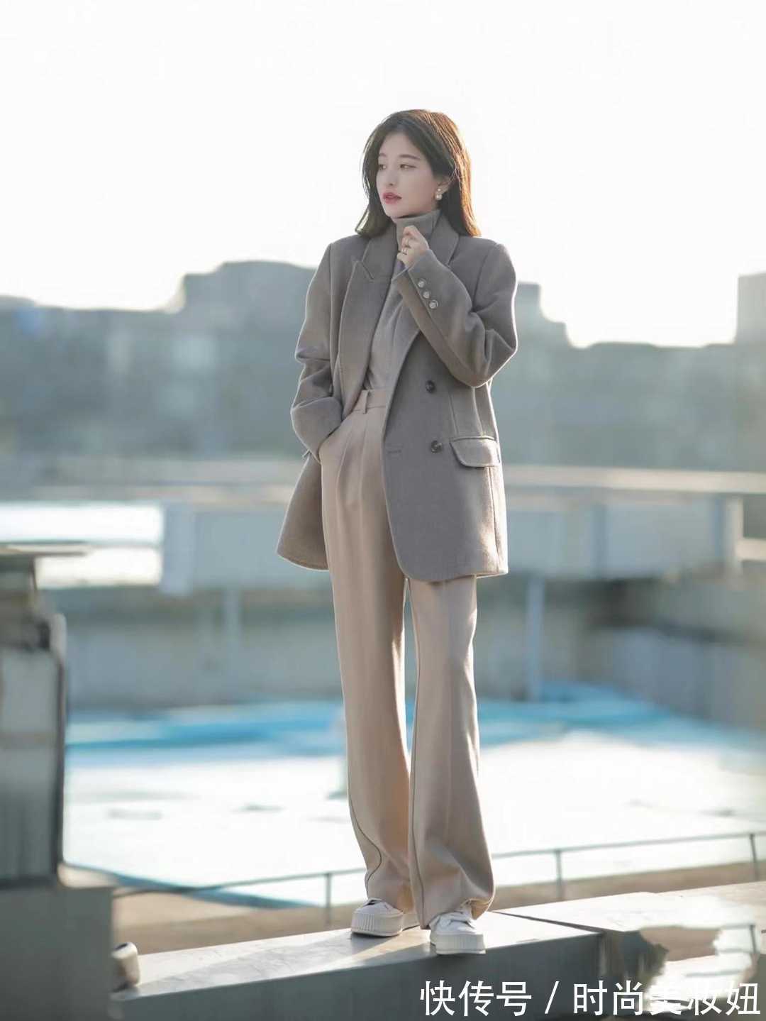灰色大衣 没想到,灰色大衣这样搭真高级,4种优雅配色,提升气质又洋气
