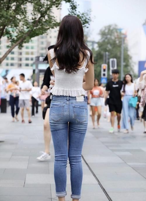 发挥|美女穿修身装出门,走在街上显得与众不同