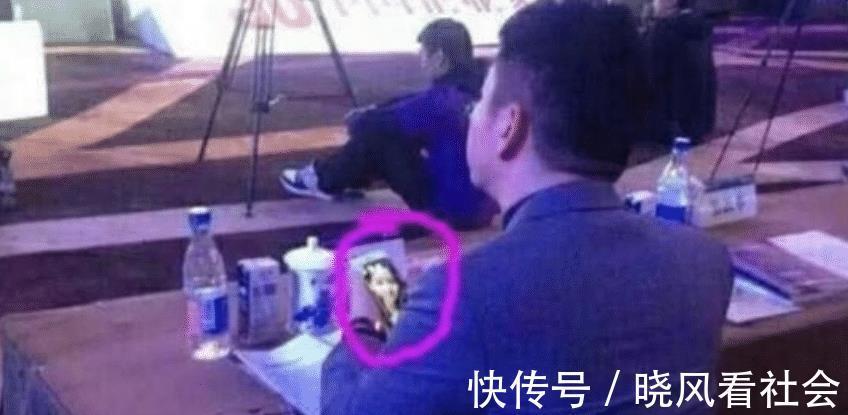 手机|不知妻美的刘强东开会玩手机，拍下这一幕，网友说：＂瞬间打脸＂！