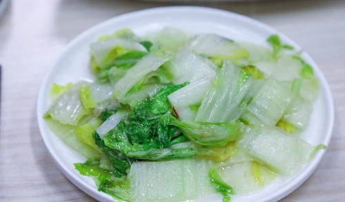 舅舅一家来做客，妈妈做了10道菜招待，大伙吃了都说好