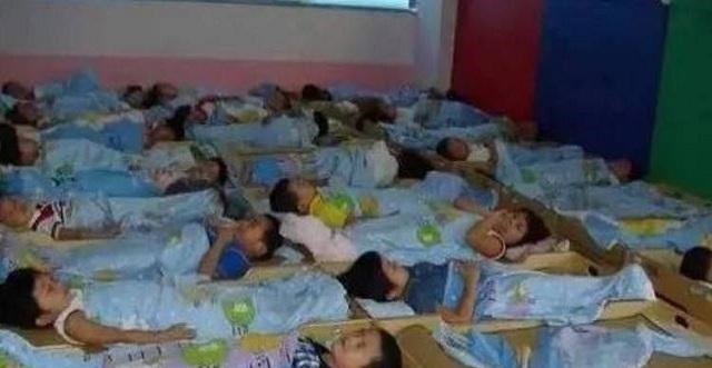 孩子|实拍幼儿园孩子午睡,一组图看完才明白,这些衣服真不适合孩子穿!