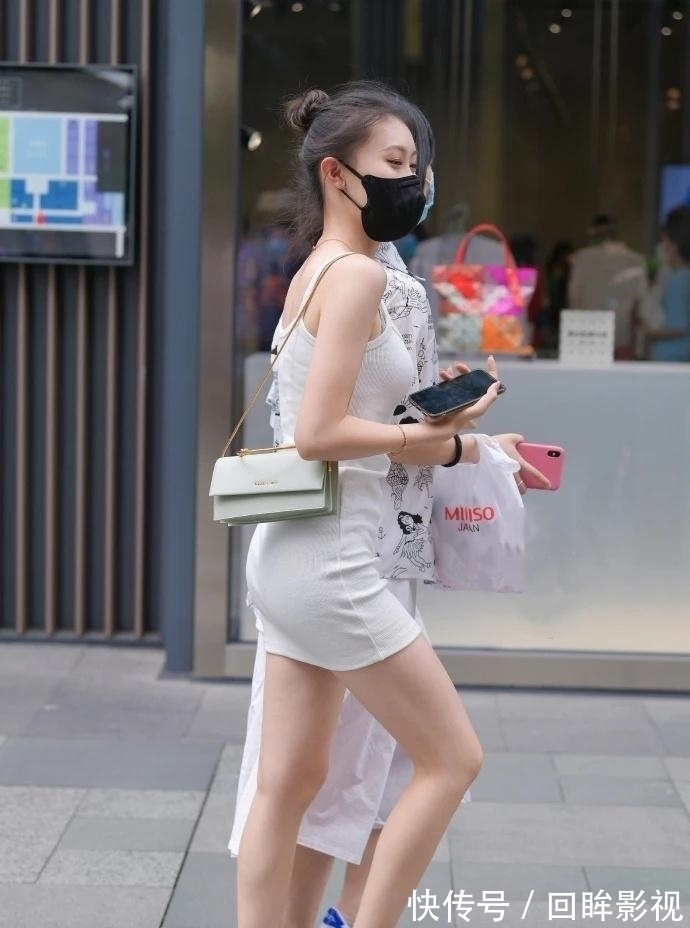女生 苗条女生的“吊带裙”,时尚又清新,一点不输微胖女孩